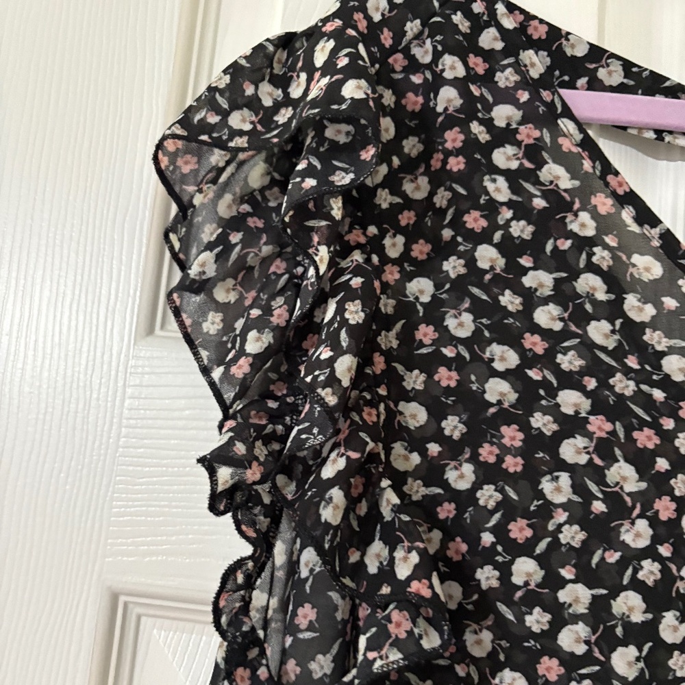 4 for $20 SALE! Black flowy sheer blouse with tie back Size L - Picture 3 of 4